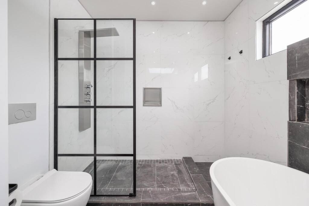 New Modern 1400 Sq Ft Coach House Near Everything Toronto Exteriér fotografie