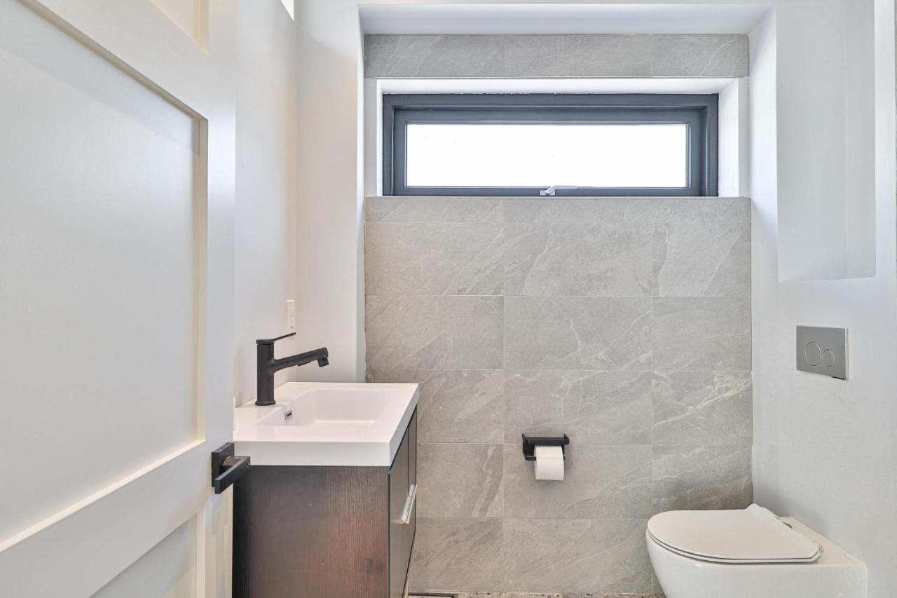 New Modern 1400 Sq Ft Coach House Near Everything Toronto Exteriér fotografie