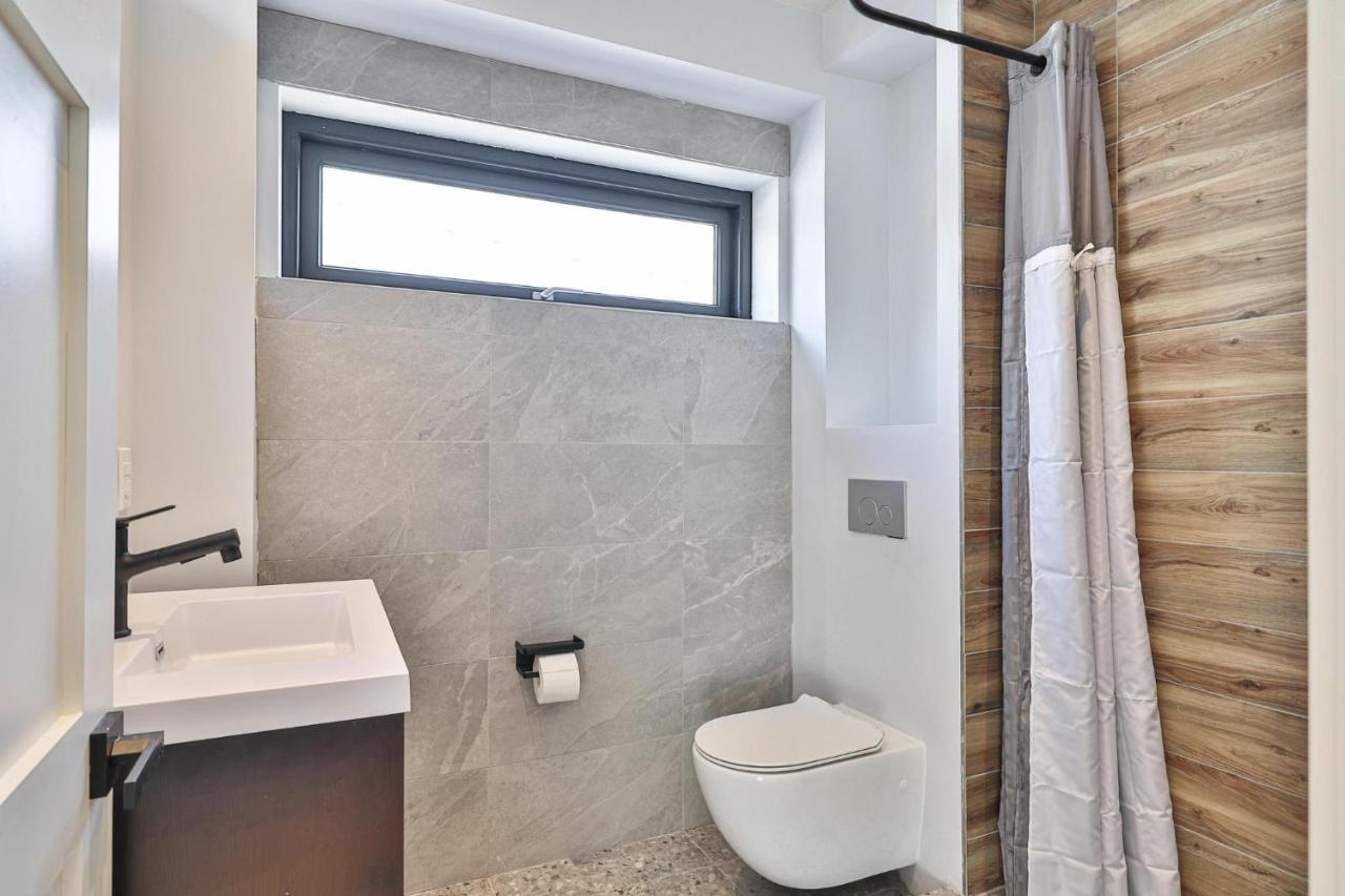 New Modern 1400 Sq Ft Coach House Near Everything Toronto Exteriér fotografie